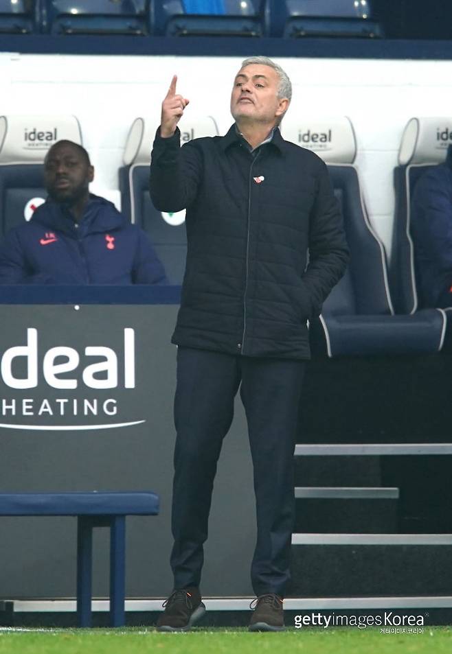 조제 무리뉴 토트넘 감독이 지난 9일 웨스트브롬전에서 선수들에게 손가락으로 뭔가를 지시하고 있다. Getty Images코리아