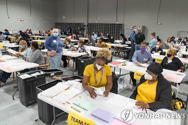 대선 투표용지 재검표 하는 미 조지아 선거사무원 (로렌스빌 AFP/게티이미지) sungok@yna.co.kr