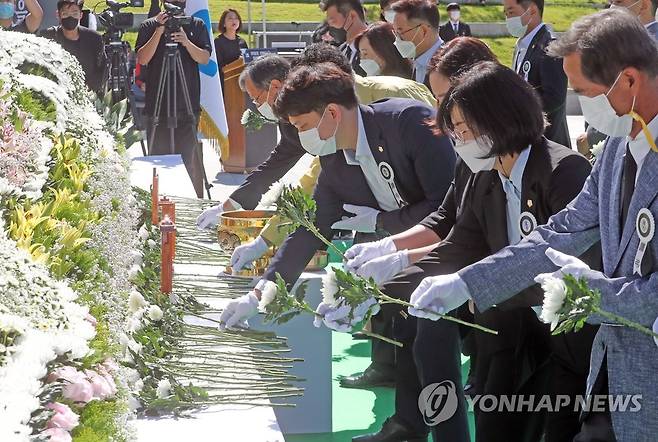 지난 9월 춘천 의암호 사고 기간제근로자 영결식 [연합뉴스 자료사진]