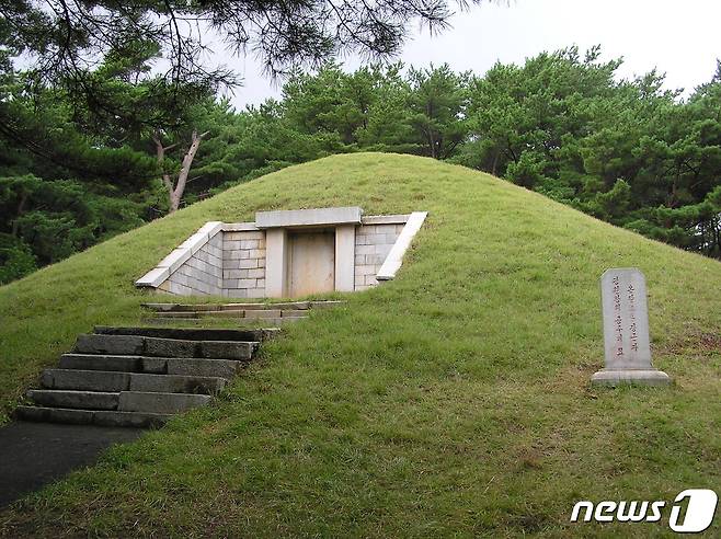 동명왕릉 뒤쪽에 있는 ‘진파리고분군’ 중 하나인 진파리4호분 전경. 북한에서는 온달 장군과 평강공주의 합장묘라고 주장한다. 남한학계에서는 무덤 내부에 화려한 벽화가 그려져 있는 점을 근거로 이 무덤을 문자명왕릉으로 추정하기도 한다. (미디어한국학 제공) 2020.11.21.© 뉴스1