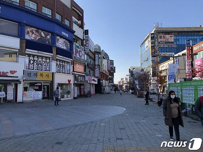 21일 전북 전주시 전북대학교 인근 거리가 비교적 한산하다. 낮 12시 점심 시간인데도 오가는 사람이 드물었다.2020.11.21© 뉴스1