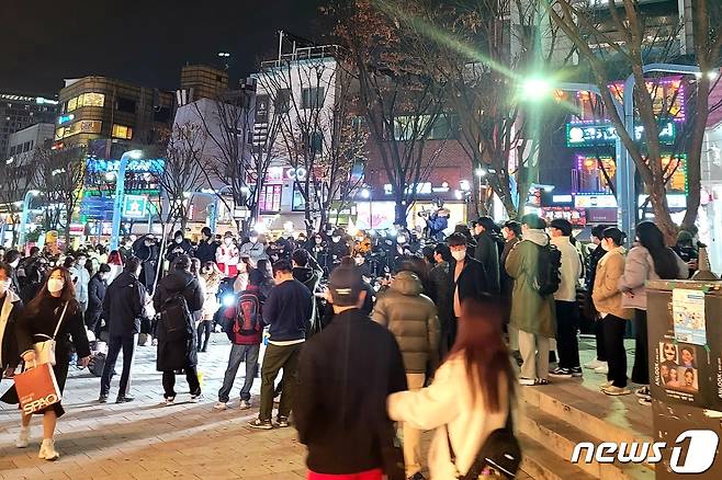 21일 저녁 서울 마포구 홍대 앞 거리에서 많은 시민들이 버스킹을 보고 있다. 2020.11.21 © 뉴스1