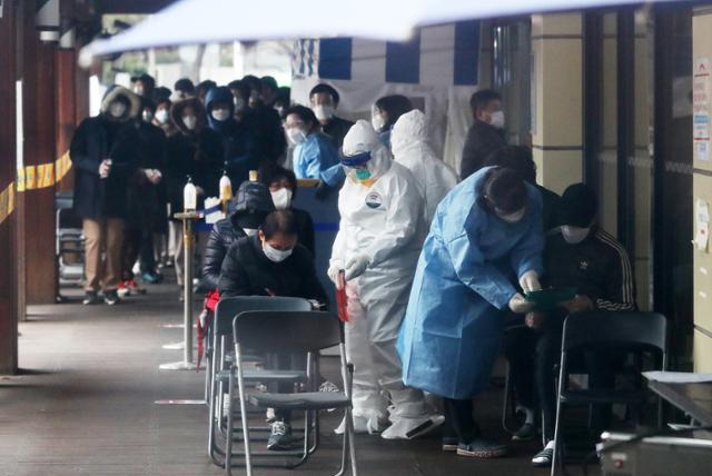 신종 코로나바이러스 감염증(코로나19) 신규 확진자가 사흘 연속 300명대를 기록한 가운데 지난 20일 서울 송파구보건소 선별진료소에서 시민들이 검사를 기다리고 있다. 뉴스1