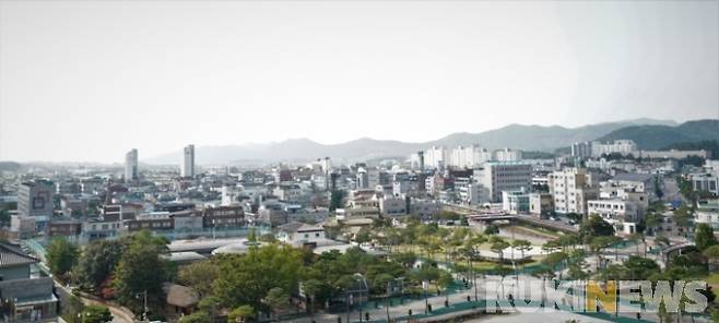 고창읍성의 둘레는 약 1.7km인데 북문으로 들어가 왼쪽 성벽 위를 몇걸음만 걸어가면 고창읍 시가지 전체가 한눈에 들어온다.