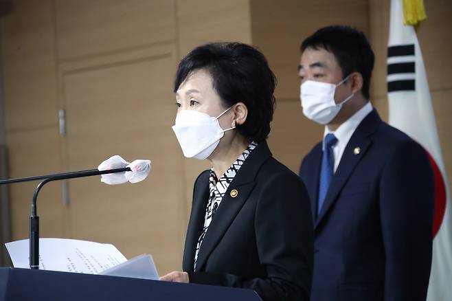 11·19 전세대책의 핵심은 공공임대를 최대한 빨리 공급하는 것이다. 하지만 이미 전문가들은 전세 수요가 원하는 지역과 주택 유형이 적절히 공급되지 못할 가능성이 높을 것으로 예견하고 있다. 사진은 김현미 국토부 장관이 지난 19일 정부서울청사 브리핑실에서 서민, 중산층 주거안정 지원방안을 발표하는 모습.[연합]