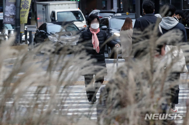[서울=뉴시스]김병문 기자 = 초겨울 날씨를 보이는 지난 20일 오전 서울 종로구 일대에서 두꺼운 옷을 입은 시민이 출근길을 서두르고 있다. 지난 2020.11.20. dadazon@newsis.com