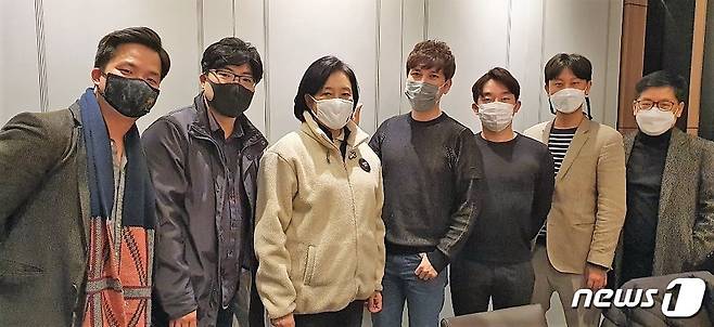 이상헌 보이스루 대표, 유호현 옥소폴리틱스 대표, 박영선 중소벤처기업부 장관, 김서준 해시드 대표, 신상훈 그린랩스 대표, 양주동 PSX 대표, 차정훈 중기부 실장(왼쪽부터)이 20일 오후 '프로토콜경제 구현하는 스타트업과의 대화'가 끝난 후 기념사진을 찍고 있다. (중기부 제공) /2020.11.22 © 뉴스1