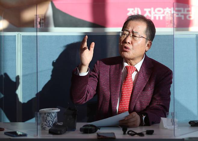 무소속 홍준표 의원이 지난 20일 오후 대구 수성구에 있는 자신의 사무실에서 기자간담회를 하고 있다. 연합뉴스