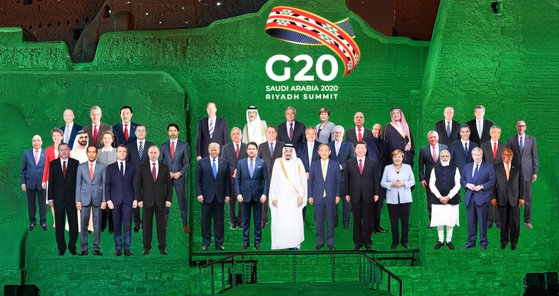G20 정상회의 홈페이지에 공개된 문재인 대통령을 비롯한 주요 20개국 정상들의 합성 단체사진.    이번 G20 정상회의는 '모두를 위한 21세기 기회 실현'을 주제로 22일까지 이틀간 열리며 코로나19 때문에 화상으로 개최된다. 의장국은 사우디아라비아다. 연합뉴스