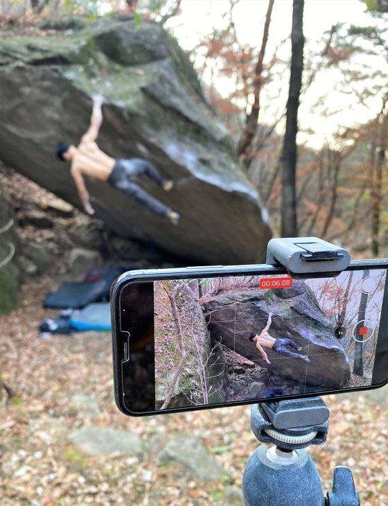 강민준(29)씨가 지난 11월 7일 북한산의 한 바위에서 웃통을 벗은 채 볼더링(영어로 작은 바위를 뜻하는 볼더를 오르는 행위)을 하고 있다. 그는 자신의 모든 등반 장면을 동영상으로 촬영한다. 김홍준 기자