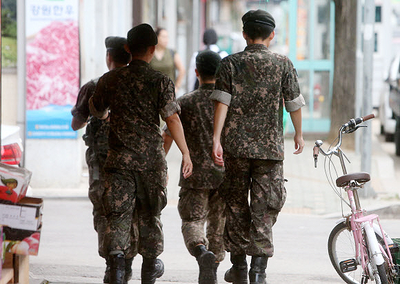 거리를 걷고 있는 병사들. 연합뉴스