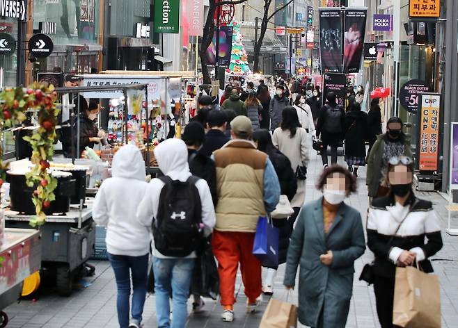 수도권 지역의 사회적 거리두기 2단계 전격 상향 조정이 발표된 22일 오후 서울 중구 명동 거리에서 시민들이 이동하고 있다. ⓒ 연합뉴스
