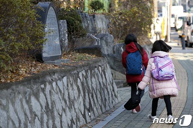 23일 오전 서울 소재 한 초등학교 인근에서 학생들이 등교하고 있다./뉴스1 © News1