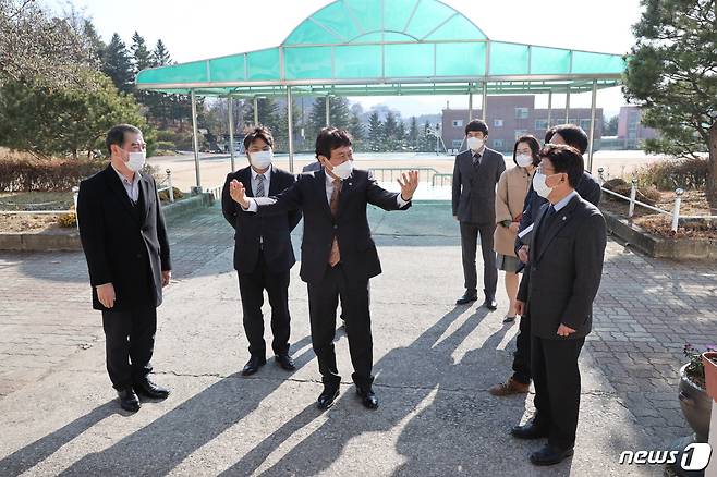 김병우 충북교육감이 23일 제천고를 찾아 수능시험장 현장을 살펴보고 있다.© 뉴스1