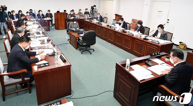 23일 오전 제주도의회 의회운영위원회 회의실에서 제389회 제주도의회 제2차 정례회 의회운영위원회 제1차 회의가 열리고 있다.(제주도의회 제공) /© News1