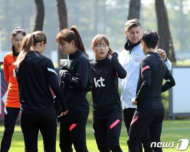 콜린 벨 감독이 이끄는 여자축구대표팀이 23일부터 부산에서 소집 훈련을 실시한다. /뉴스1 © News1 신웅수 기자