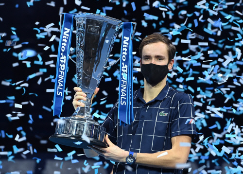 다닐 메드베데프가 2020 ATP 파이널스 단식 우승트로피를 들고 있다. 런던/EPA 연합뉴스