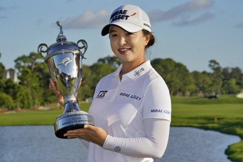 김세영(27)이 23일(한국시간) 미국여자프로골프(LPGA) 투어 펠리컨 챔피언십(총상금 150만 달러)에서 우승을 차지한 뒤 우승 트로피를 들고 포즈를 취했다. 벨에어 | AP연합뉴스