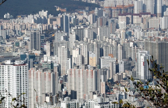 정부가 지난 19일 부산 지역을 조정대상지역으로 지정하자 부동산 시장이 술렁이고 있다. 사진은 부산 동래구 일대 아파트와 고층빌딩 모습. 



<연합뉴스>