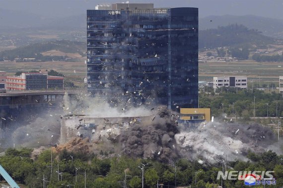 지난 6월 16일 북한은 개성 남북공동연락사무소를 폭파했다. 폭발의 위력에 사무소 건물은 물론 개성공단 지원센테의 외벽도 함께 무너져 내리고 있다. /사진=뉴시스