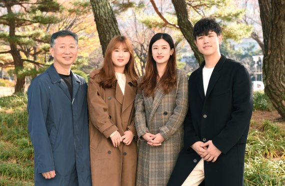 왼쪽부터 양위주 교수와 허원진, 박세영, 오창석 학생. 부경대학교 제공