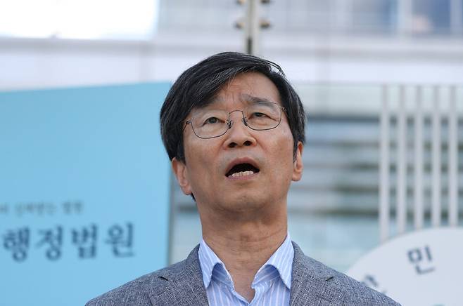 이명박 정부 시절 국가정보원으로부터 불법 사찰을 당한 곽노현 전 서울시 교육감이 지난해 8월16일 국정원을 상대로 낸 정보 비공개 처분 취소 소송에서 승소한 뒤 서울 양재동 서울행정법원 앞에서 소감을 말하고 있다. 연합뉴스
