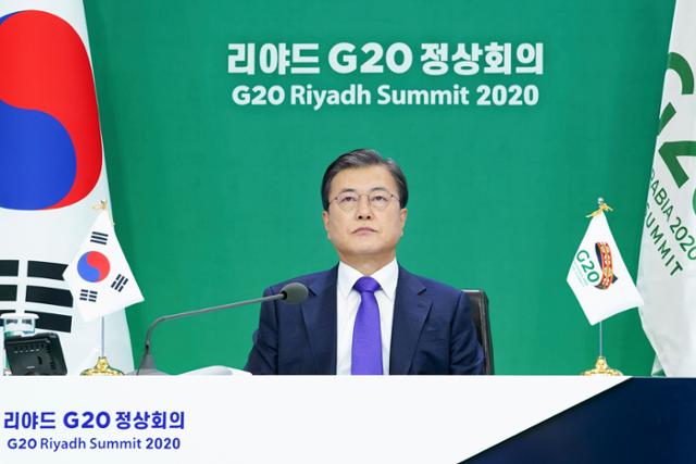 문재인 대통령이 22일 오후 청와대에서 화상회의로 열린 리야드 G20 정상회의에 참석, 의장국인 사우디아라비아의 살만 빈 압둘아지즈 국왕의 발언을 듣고 있다.