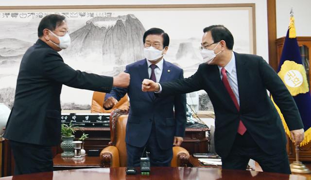 23일 오후 국회 의장실에서 김태년 민주당 원내대표(좌측) 와 주호영 국민의힘 원내대표가 박병석 국회의장 주재로 '공수처법 해법' 을 논의하기 위해 회동했다. 오대근 기자