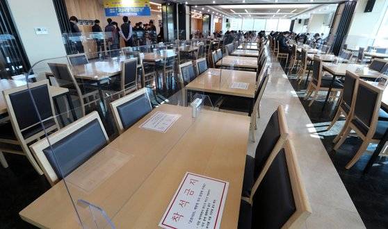 23일 오전 경기도 수원시청 구내식당에서 코로나 19 예방을 위한 점심시간 시차 운영으로 좌석이 비어 있다. 뉴스1