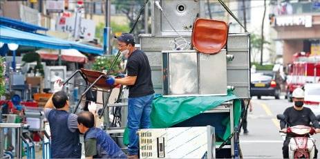 서울 황학동 주방가구거리에서 상인들이 폐업 식당에서 사들인 집기들을 트럭에서 내리고 있다.  한경DB