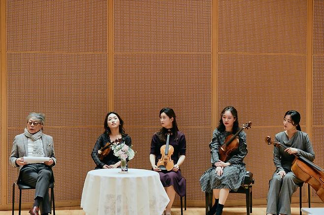 From left: The Korean Chamber Orchestra’s Music Director Kim Min, violinist Bae Won-hee, violist Kim Ji-won, violinist Ha Yu-na and cellist Heo Ye-eun, speak at a press event held Monday at the Lotte Concert Hall in eastern Seoul. (Lotte Foundation for Arts)