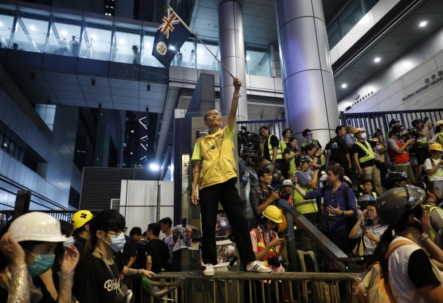 지난해 6월 21일 홍콩 경찰 시위 당시 영국령 홍콩 시절 국기를 흔들고 있는 한 시위대의 모습 AP뉴시스