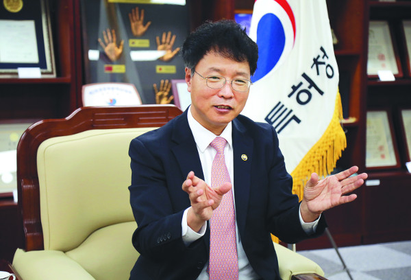 김용래 특허청장이 23일 대전 서구 청사 사무실에서 취임 100일 인터뷰에서 특허청 운영 방향에 대해 설명하고 있다. 특허청 제공