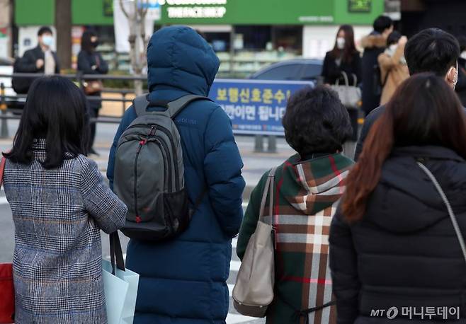 23일 서울 광화문 사거리에서 옷을 두텁게 입은 시민들이 출근하고 있다. /사진=뉴시스