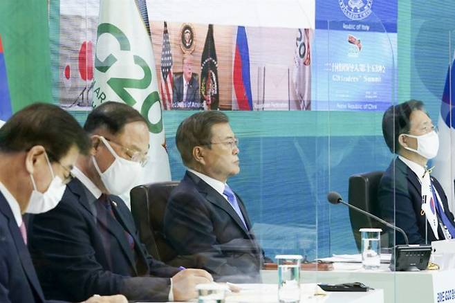 문재인 대통령이 지난 21일 오후 청와대에서 주요 20개국(G20) 정상회의에 참석해 있다. (사진=연합뉴스)