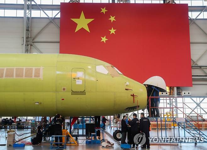 지난 3월 6일 중국 상하이에서 직원들이 중국상용항공기공사(COMAC)의 제트 여객기 ARJ21를 점검하고 있다.  [신화=연합뉴스]
