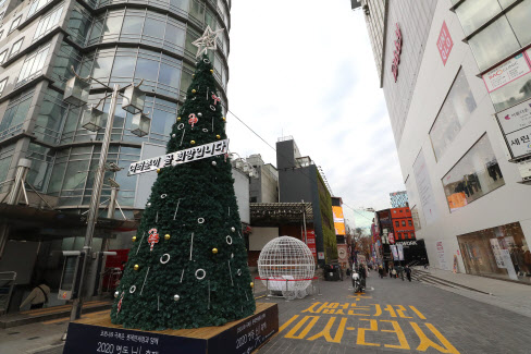 수도권 사회적 거리 두기가 2단계로 격상된 24일 오후 서울 명동 거리가 한산한 모습이다.(사진=연합뉴스)