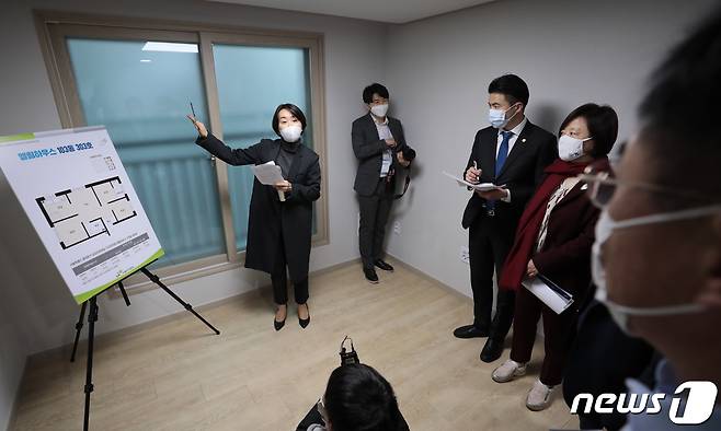 진선미 더불어민주당 미래주거추진단장과 천준호 부단장이 20일 오전 서울 동대문구에 위치한 LH주거복지사업 현장을 방문해 시설들을 둘러보고 있다. 2020.11.20/뉴스1 © News1 이성철 기자
