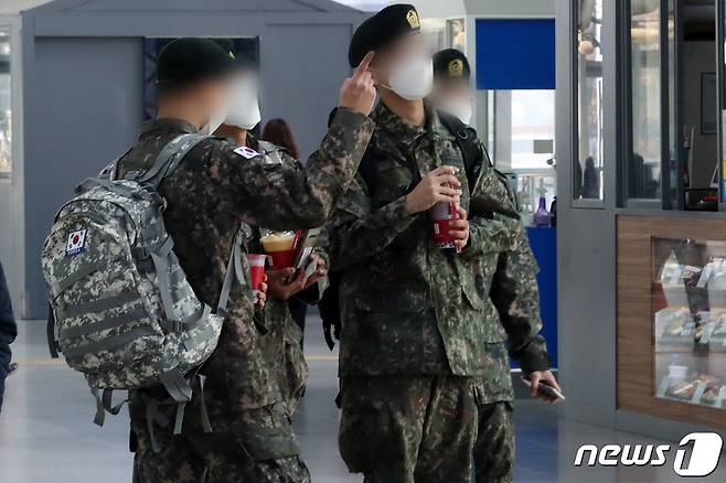 서울역 대합실에서 군 장병들이 이동하고 있다. 2020.11.23/뉴스1 © News1 이동해 기자