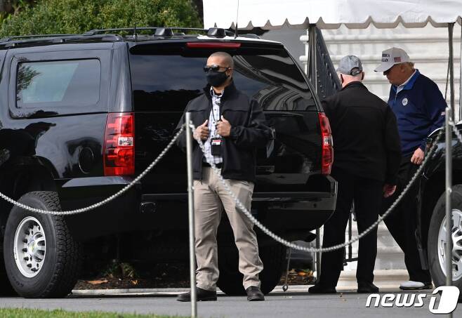 도널드 트럼프 미국 대통령이 22일(현지시간) 버지니아주 스털링의 트럼프 내셔널 골프클럽에서 골프를 즐기기 위해 워싱턴 백악관을 나서고 있다. © AFP=뉴스1 © News1 우동명 기자