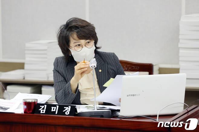 질의하고 있는 김미경 수원시의원. © 뉴스1