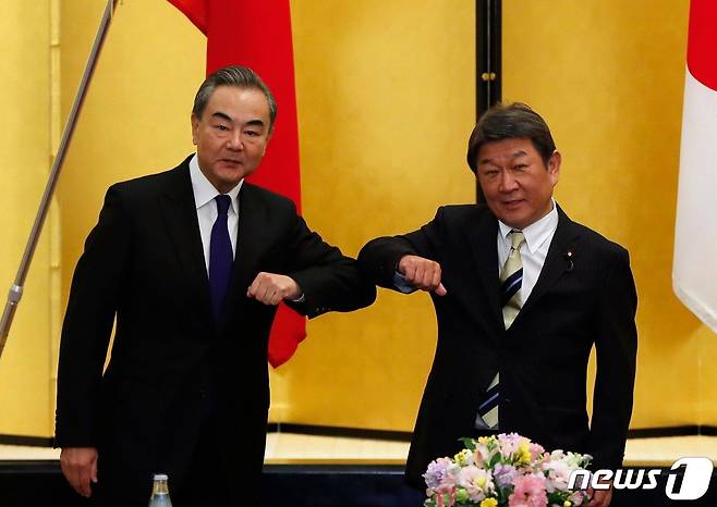 왕이 중국 외교부장(사진 왼쪽)과 모테기 도시미쓰 일본 외무상. © AFP=뉴스1