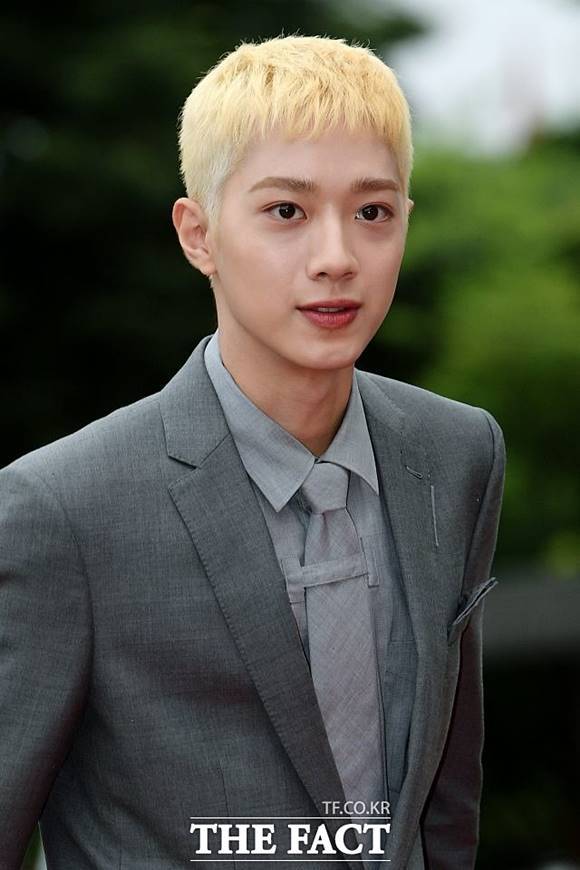 그룹 워너원 출신 라이관린이 중국 길거리에서 담배 피는 모습의 사진과 영상이 공개돼 누리꾼들의 비난을 받았다. /더팩트 DB