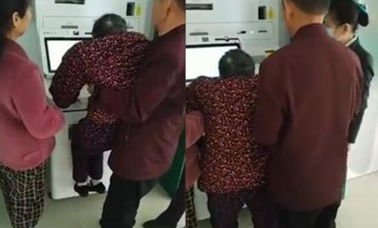 24일 웨이보(중국 트위터) 등에는 중국의 94세 할머니가 사회보장 카드 개통을 위해 은행을 찾았다가 누군가에게 안아 올려져 힘겹게 안면인식 절차를 밟는 동영상과 사진이 퍼졌고, 이로 인해 비난을 받고 있다. 사진=글로벌타임스 캡처