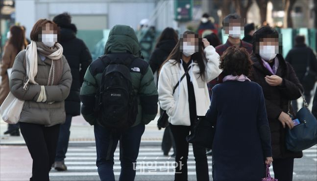 지난 23일 오전 서울 세종대로 광화문 네거리에서 두꺼운 옷을 입은 시민들이 발걸음을 재촉하고 있다. ⓒ데일리안 홍금표 기자