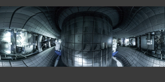 초전도핵융합연구장치(KSTAR)의 주요 장치 중 하나인 진공용기 내부 모습으로, 1억도의 초고온 플라즈마가 초전도 자석의 자기장을 이용해 안정적 상태에서 장기간 유지될 수 있다.



핵융합연 제공