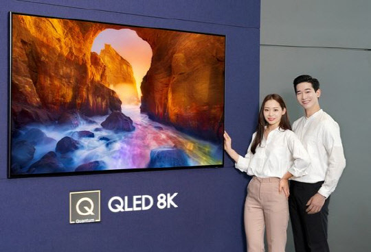 모델들이 삼성전자 2020년형 QLED TV를 소개하고 있다.



삼성전자 제공