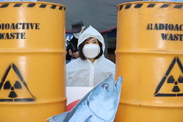 시민방사능감시센터, 환경운동연합 소속회원들이 9일 오전 서울 종로구 옛 일본대사관 앞에서 후쿠시마 방사능 오염수 해양 방류 저지를 위한 일본산 수산물 '안먹겠다' 캠페인 시작을 선포하고 있다. 연합뉴스