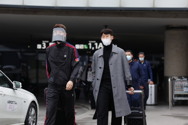조현우(왼쪽)와 손흥민이 지난 9일(현지시간) 오스트리아 비엔나국제공항에서 평가전을 위해 입국하고 있다. 이후 선수단에서는 신종 코로나바이러스감염증 집단 감염이 발생했다.  대한축구협회 제공