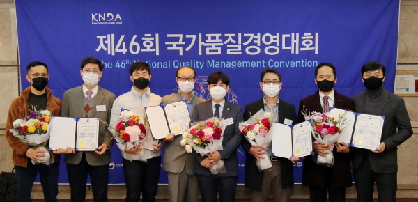 ‘2020 대전광역시 국가품질경영대회 교류회’에서 한국타이어앤테크놀로지가 수상을 받고 기념사진을 촬영하고 있다 [사진제공=한국타이어]